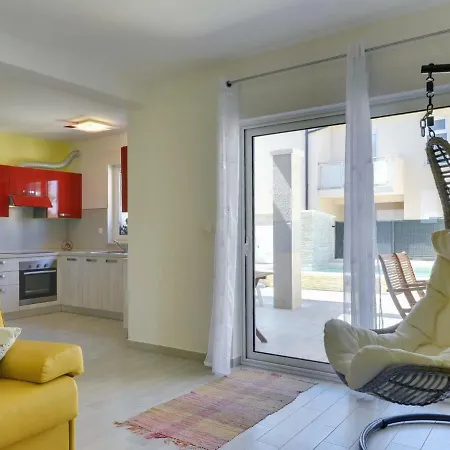 Pool House Apartment Banjole